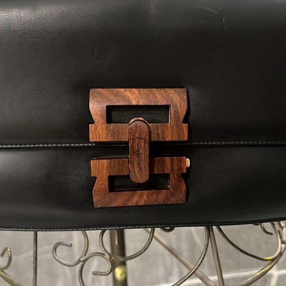 Salvatore Ferragamo Gancini wood logo shoulder bag. Black leather with wood logo - Picture 4 of 17